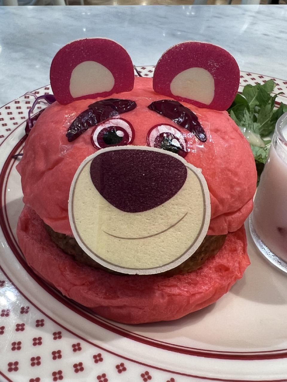 東京丨原宿丨表參道丨玩具總動員主題咖啡廳丨TOY STORY丨OH MY CAFE丨熊抱哥草莓口味漢堡丨東急PLAZA表參道原宿